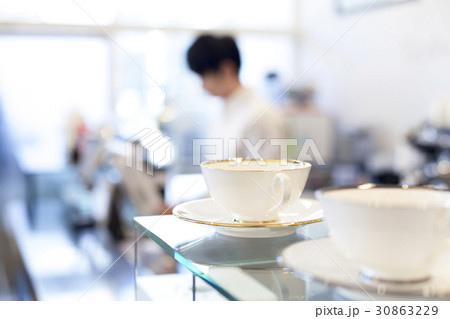 バリスタ 若い男 若い男性 30863229