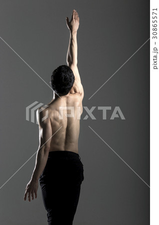 後姿 バレリーナ 挙手 30865571