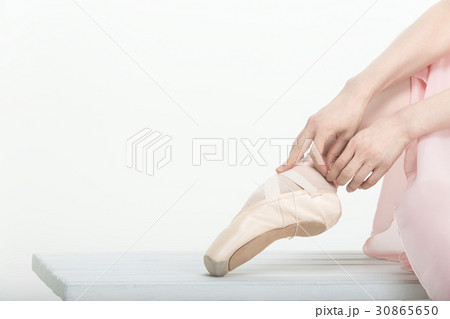 バレリーナ バレエシューズ 若い女性 30865650