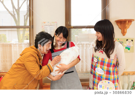 保育園 おばあちゃんのお迎え 保育園 おばあちゃんのお迎え 30866830