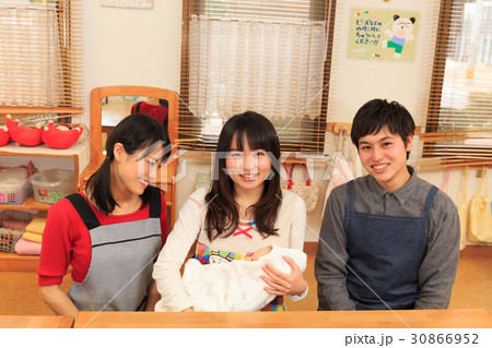 保育 若い保育士と赤ちゃん 保育 若い保育士と赤ちゃん 30866952