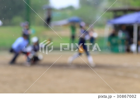 雨天のソフトボール バッターとキャッチャーと主審 イメージ ボカシ 雨天のソフトボール バッターとキャッチャーと主審 イメージ ボカシ 30867002