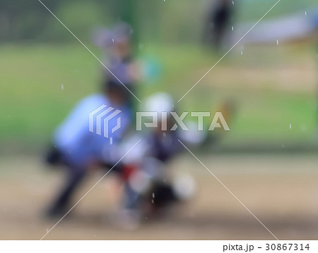 雨天のソフトボール キャッチャーと主審 イメージ ボカシ 30867314