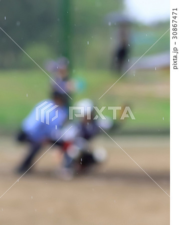 雨天のソフトボール バッターとキャッチャーと主審 イメージ ボカシ 雨天のソフトボール バッターとキャッチャーと主審 イメージ ボカシ 30867471