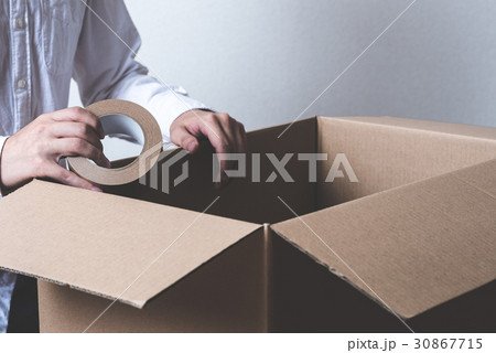 ダンボール箱と荷造りをする男性 30867715