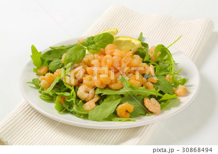 Spicy shrimps with salad greens 30868494