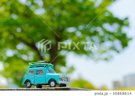 自動車の模型と自然の緑 30868614