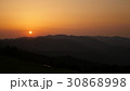 山に沈む夕日 30868998