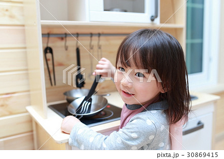 おままごと (幼児 乳幼児 女の子 1才 1歳 好奇心 台所 キッチン 料理 遊び フライパン) 30869415