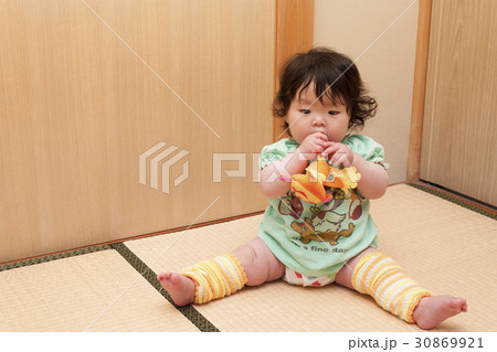 和室で遊ぶ赤ちゃん 和室で遊ぶ赤ちゃん 30869921