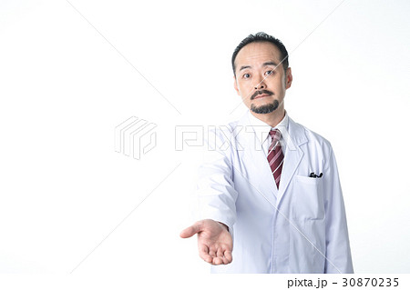 白衣の男性 30870235