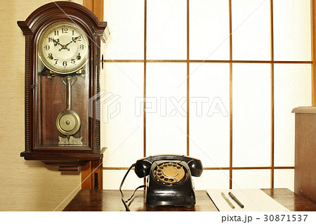 黑電話と柱時計 黑電話と柱時計 30871537