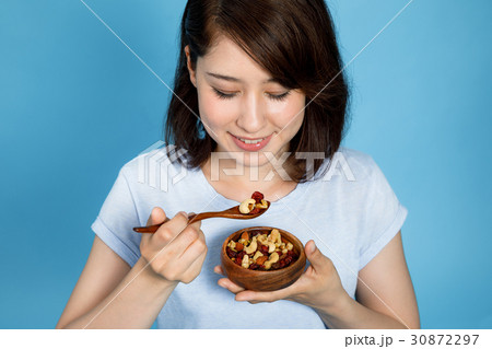 ミックスナッツを食べる女性 ミックスナッツを食べる女性 30872297
