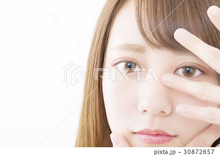 ビューティ　イメージ　見つめる 30872657