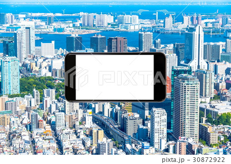 スマホ 携帯電話 スマートフォン 都市風景 東京 不動産イメージ スマホ 携帯電話 スマートフォン 都市風景 東京 不動産イメージ 30872922