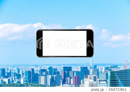 スマホ 携帯電話 スマートフォン 都市風景 東京 不動産イメージ スマホ 携帯電話 スマートフォン 都市風景 東京 不動産イメージ 30872961