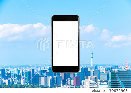 スマホ 携帯電話 スマートフォン 都市風景 東京 不動産イメージ スマホ 携帯電話 スマートフォン 都市風景 東京 不動産イメージ 30872963