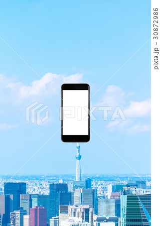 スマホ　携帯電話　スマートフォン　都市風景　東京　不動産イメージ 30872986