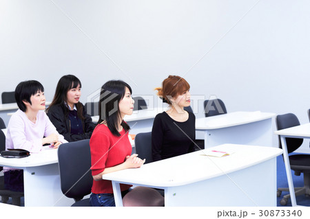 セミナー セミナーを受講する女性 セミナー セミナーを受講する女性 30873340