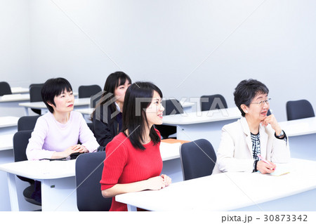 セミナー　セミナーを受講する女性 30873342