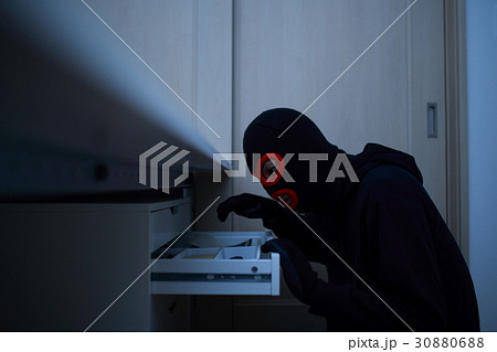 泥棒 (犯罪 違法 犯人 悪人 目出し帽 変装 容疑者 事件 犯罪者 引き出し 不審者 侵入) 泥棒 (犯罪 違法 犯人 悪人 目出し帽 変装 容疑者 事件 犯罪者 引き出し 不審者 侵入) 30880688