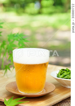 縁側でビール 30880722