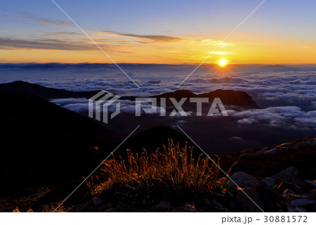 北アルプスからの御来光 30881572