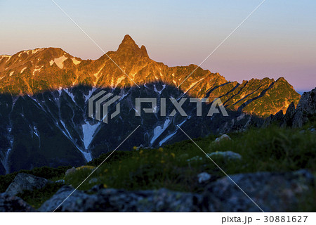 朝日に染まる槍ヶ岳 30881627