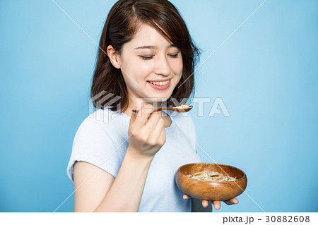 シリアルを食べる女性 30882608