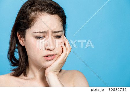 歯痛・口内炎の女性 30882755