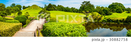 水前寺成趣園_豊富な阿蘇伏流水が湧出して作った池を中心にした桃山式回遊庭園 30882758