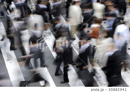都会の人々 通勤風景 背景素材 都会の人々 通勤風景 背景素材 30882941