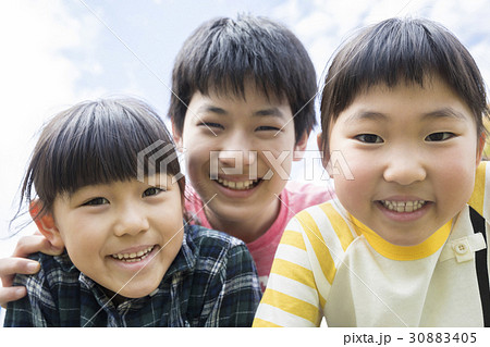 顔を覗かせる元気な子供たち 顔を覗かせる元気な子供たち 30883405