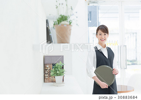 若い女性 フロアスタッフ レストランイメージの写真素材