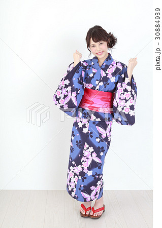 ガッツポーズする 浴衣の若い女性 ガッツポーズする 浴衣の若い女性 30884939
