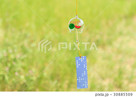 夏の風物詩 風に揺らぐスイカと花火柄の風鈴 夏の風物詩 風に揺らぐスイカと花火柄の風鈴 30885509
