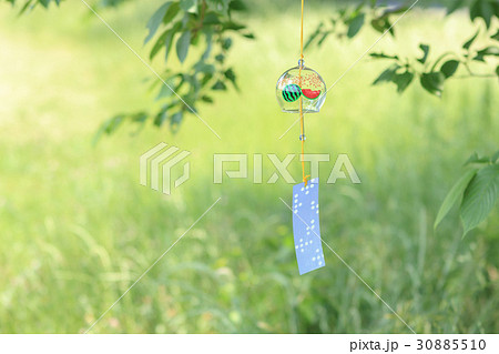 夏の風物詩　風に揺らぐスイカと花火柄の風鈴 30885510