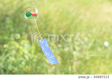 夏の風物詩 風に揺らぐスイカと花火柄の風鈴 夏の風物詩 風に揺らぐスイカと花火柄の風鈴 30885523