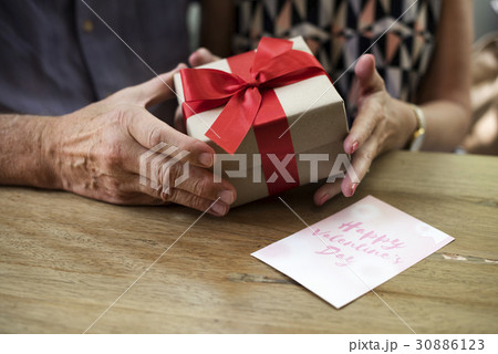 Red bow present with Valentines card Red bow present with Valentines card 30886123