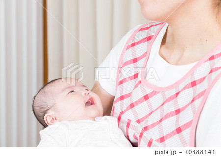 抱っこされる赤ちゃん 30888141