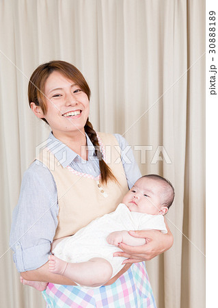 抱っこされる赤ちゃん 30888189