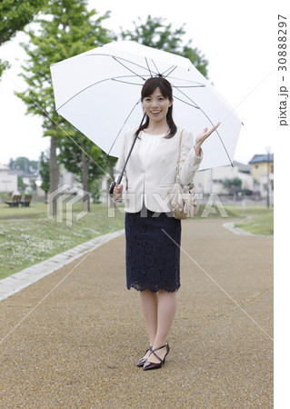 梅雨時のビジネスウーマンイメージ 梅雨時のビジネスウーマンイメージ 30888297