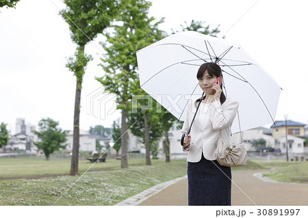 梅雨時のビジネスウーマンイメージ 30891997