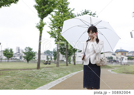 梅雨時のビジネスウーマンイメージ 30892004