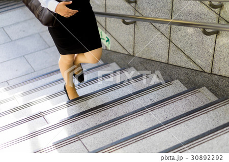 階段を昇る女性 30892292
