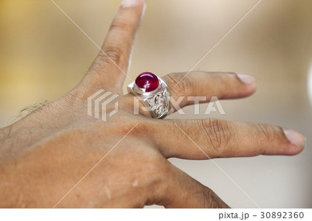 The red gemstone ring. 30892360