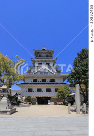 吹揚公園の吹揚社境内から見上げる今治城天守 吹揚公園の吹揚社境内から見上げる今治城天守 30892468