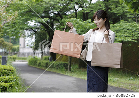 買い物中の女性 買い物中の女性 30892728