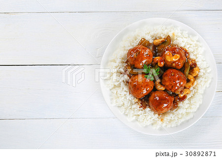 white long grain rice with meatballs 30892871