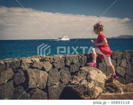 Little girl on the seaside promenade Little girl on the seaside promenade 30893116